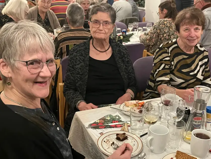 Tre ældre kvinder ved et bord