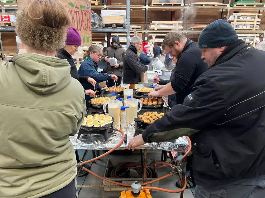 Der bliver stegt æbleskiver