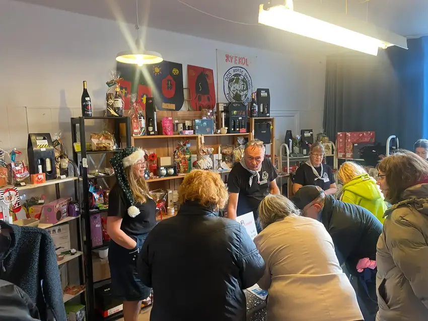 Mennesker på loppemarked