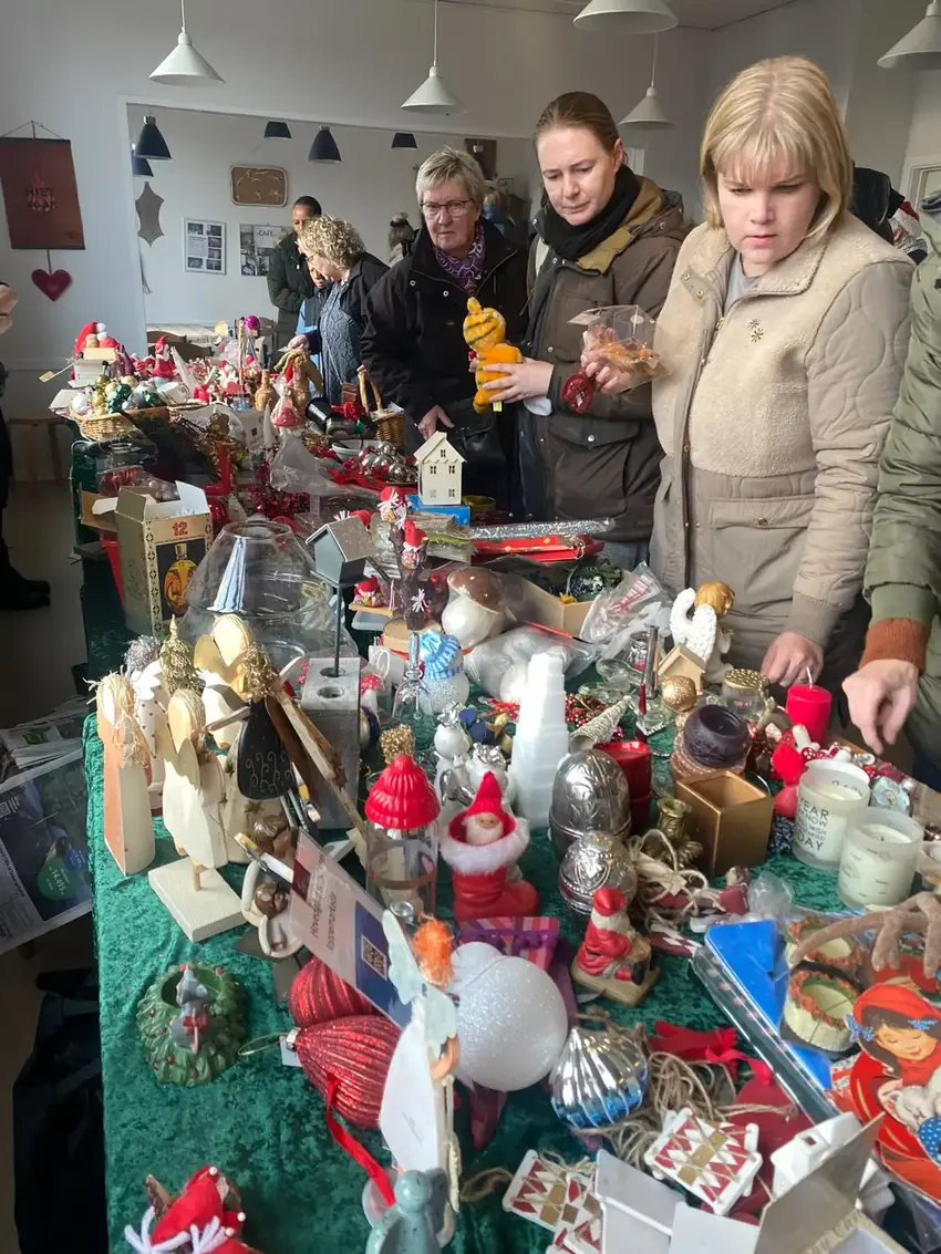 Kvinder som kigger på julepynt