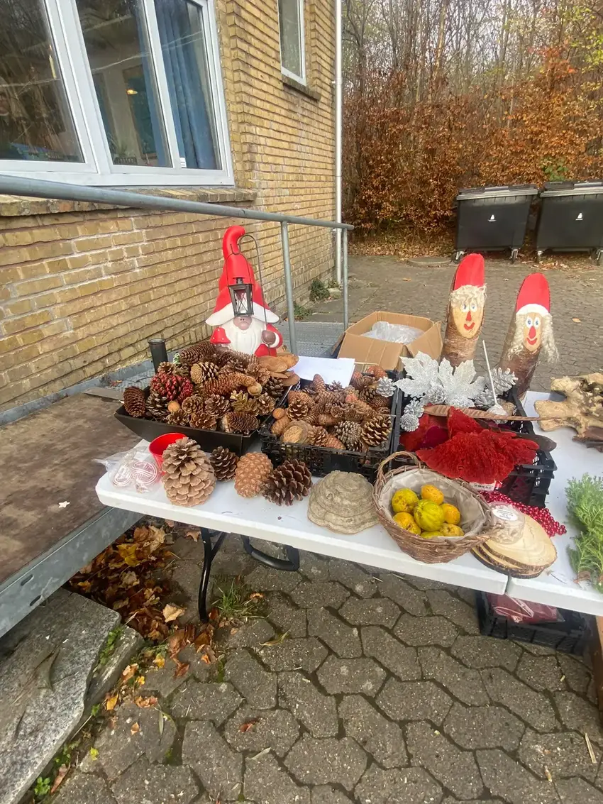 Juledekorationer med nisser og kranse