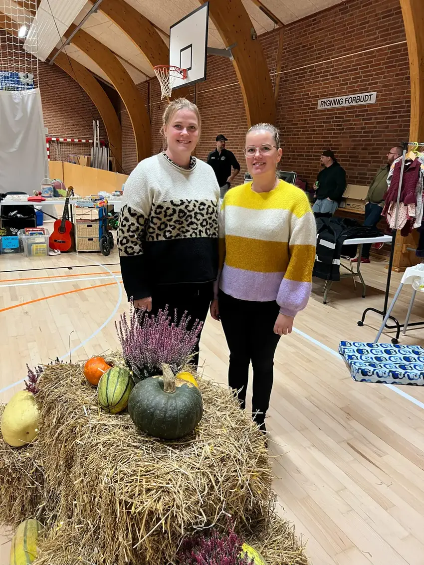 To kvinder i sportshal i SØvind