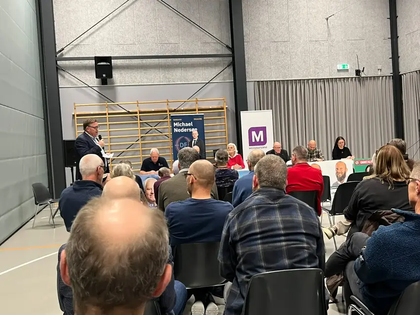 Jens Glavind styrer slagets gang ved vælgermøde i Østbirk