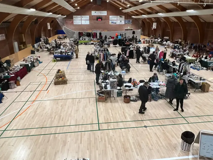 Sportshal fyldt med boder og mennesker