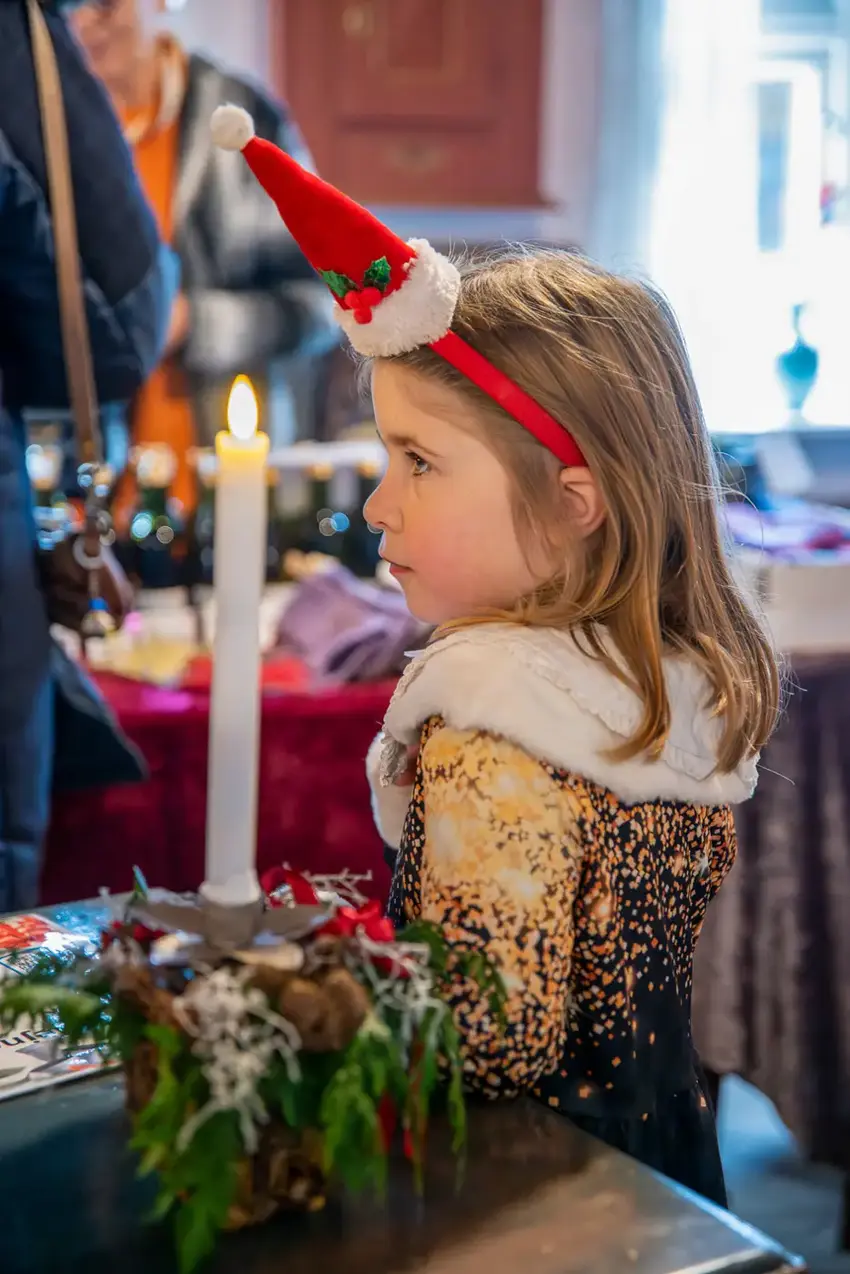 Ung pige iført nissehue