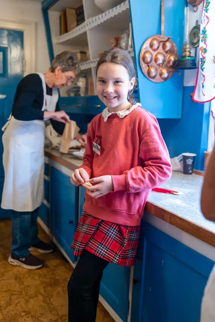 Unge pige iført rød trøje