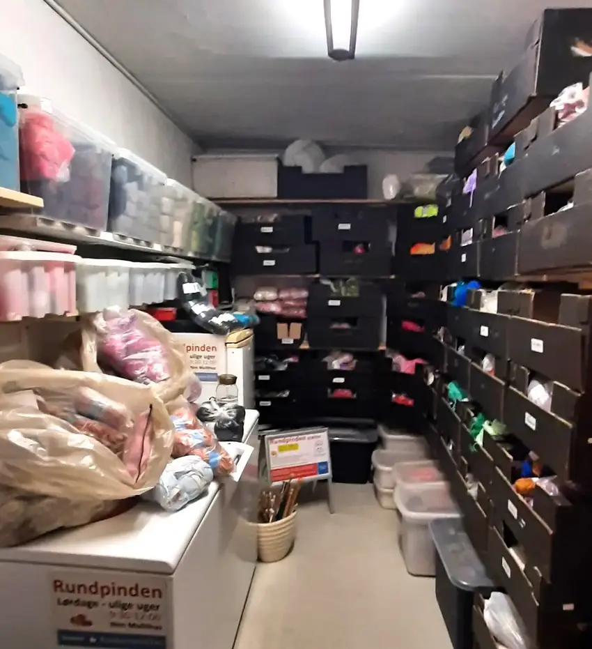 Garndepot fyldt til randen