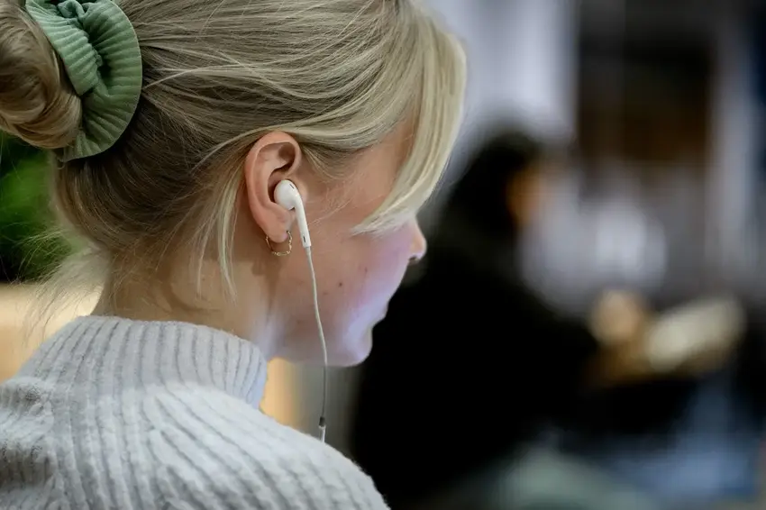 Kvinde med høretelefoner