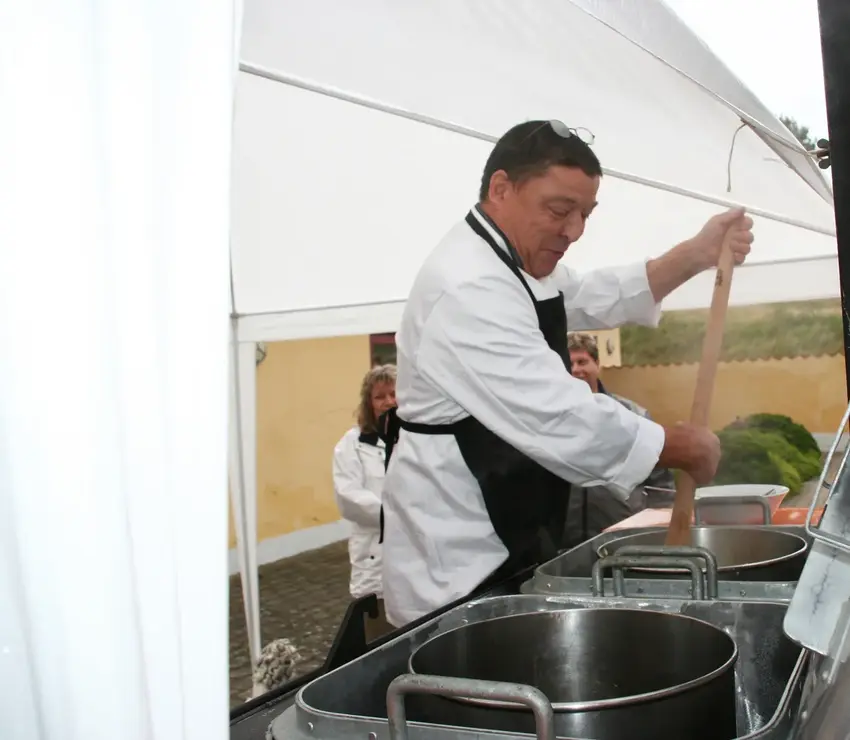 Kog i gryden på Sandvad Kro