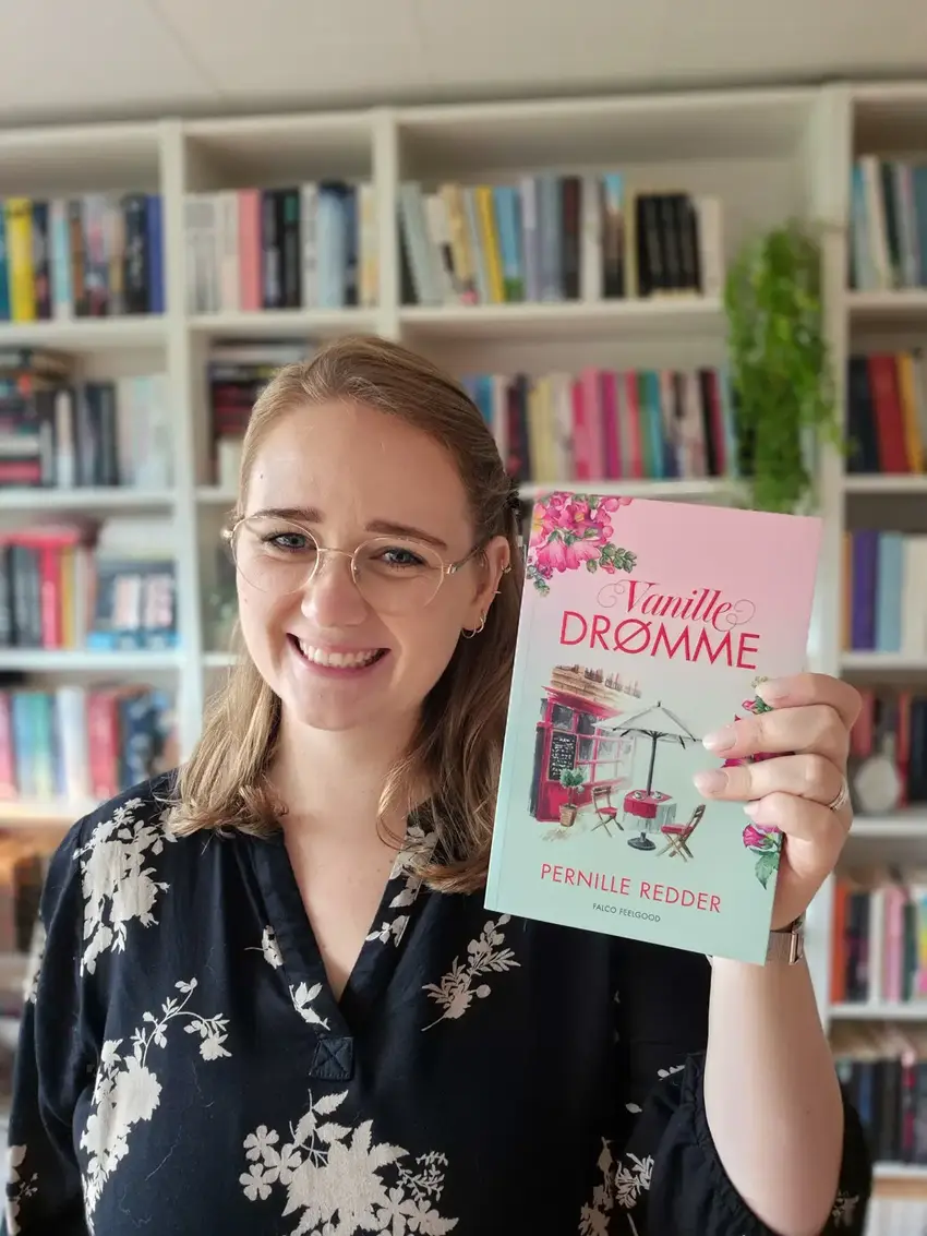 Emilie Kildall - med bogen ‘Vanilledrømme’ af Pernille Redder 