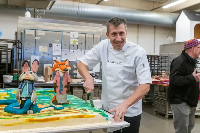 Kagehuset fyldte 21 år og Henrik Kjær skar kagen for