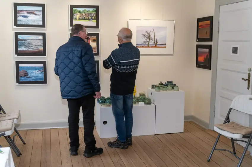 To mænd til fotoudstilling i Tinghuset Brædstrup