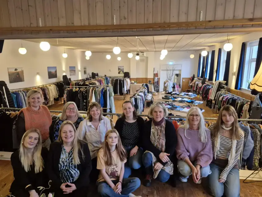 Holdet bag tøjmarkedet i Vestbirk Forsamlingshus