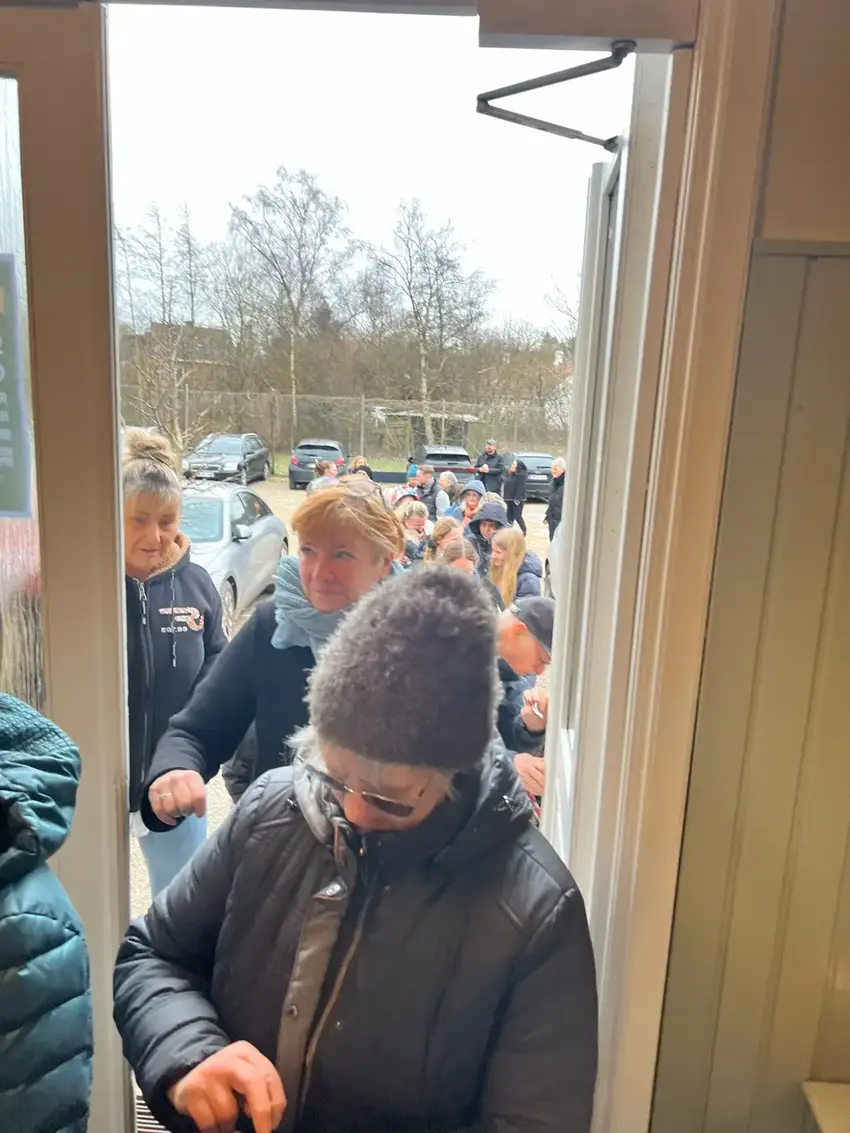 Kø til tøjmarked i Vestbirk Forsamlingshus