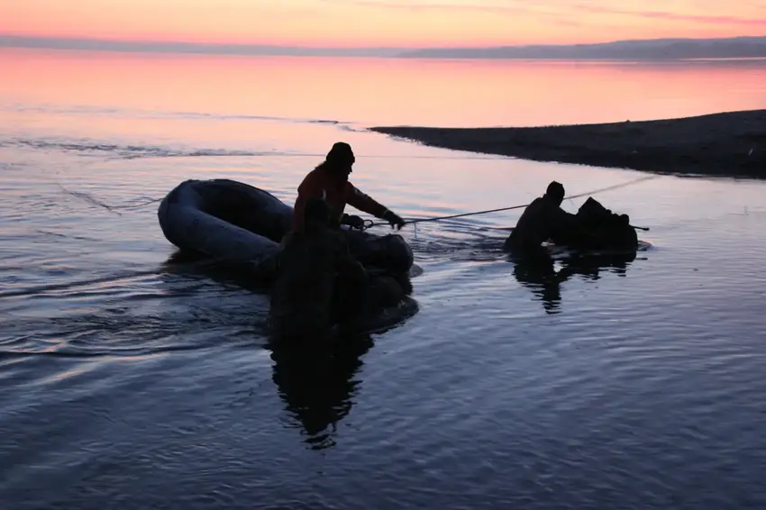 Vandpassage om natten i gummibåd. Soldater i vandet