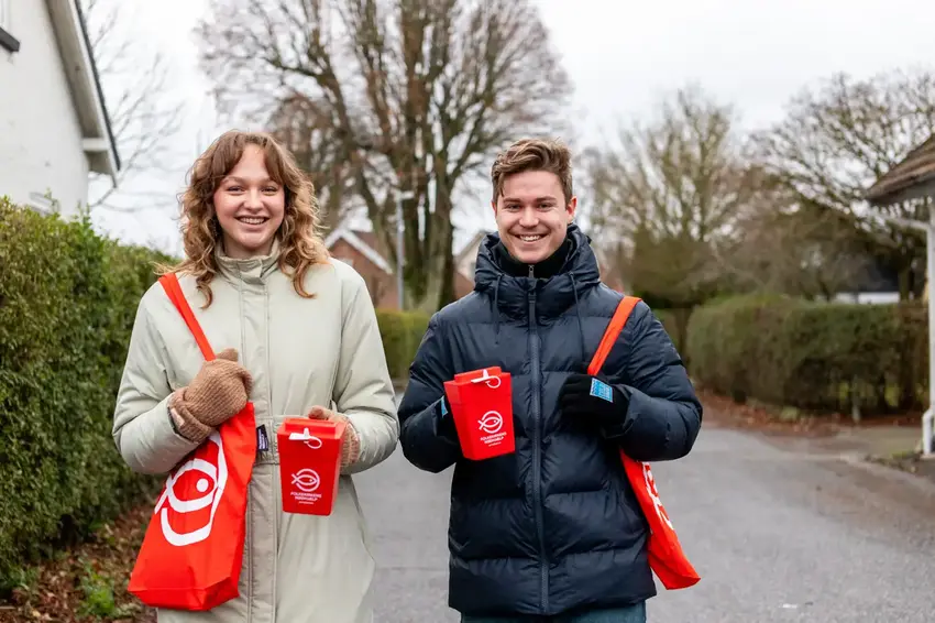 To glade indsamlere fra Folkekirkens Nødhjælp
