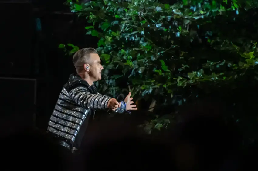 ”Let me intertain you” -og det gjorde Robbie Williams 