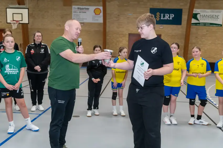 Jens Norup Simonsen overrækker præmie til Felix Sørensen