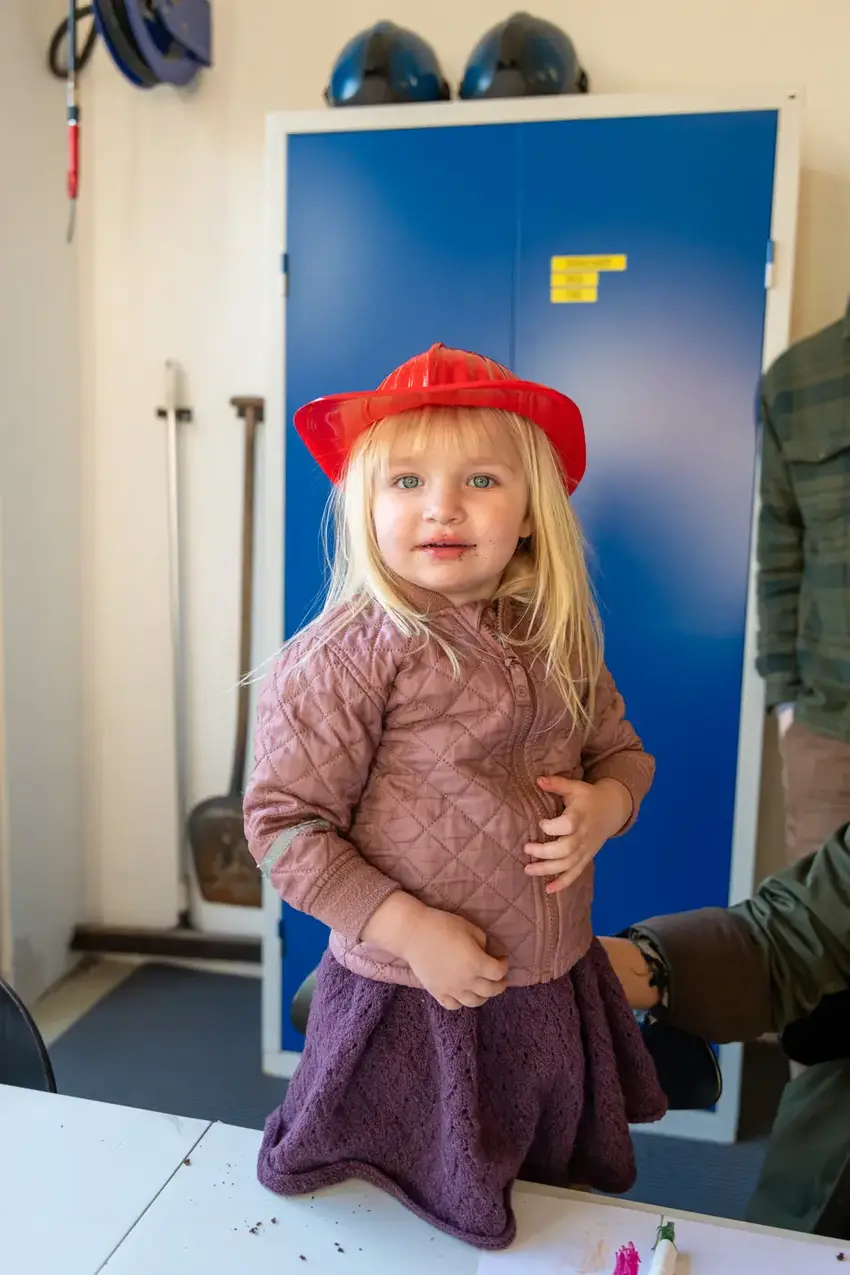 Lille pige med brandhjelm