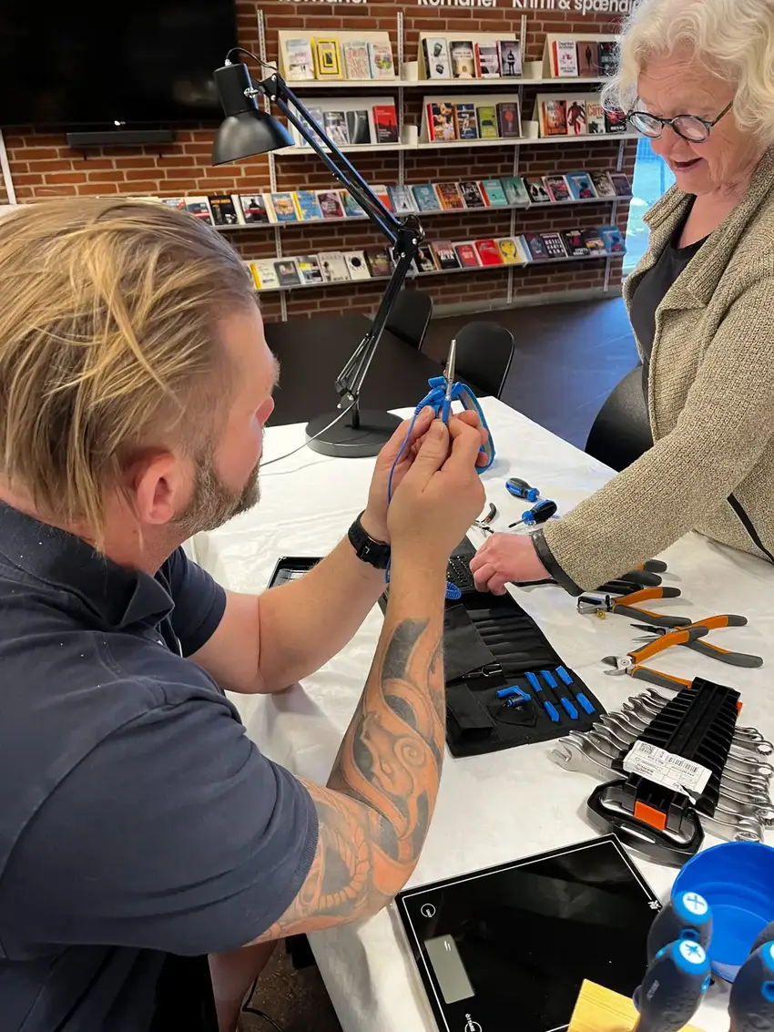 Mand og dame som kigger på elektronik