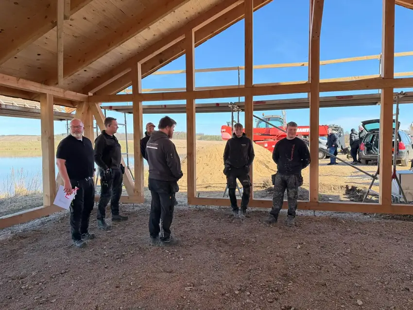 Håndværkere ved rejsegilde i Gedved