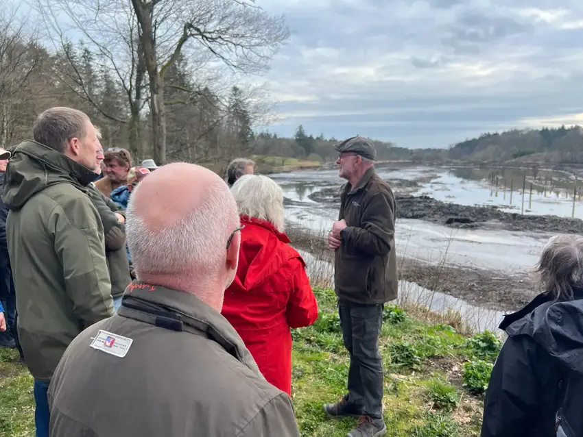 Mennesker på kanten af Gudenåen