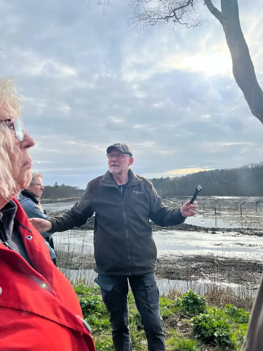 Mennesker på kanten af Gudenåen