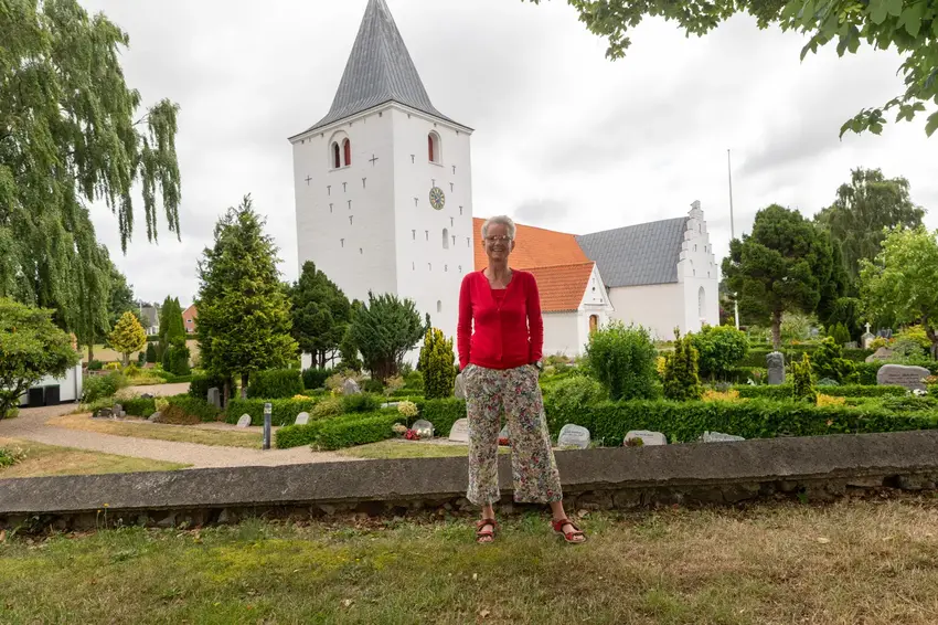 Lone Buhl Pedersen foran Østbirk Kirke