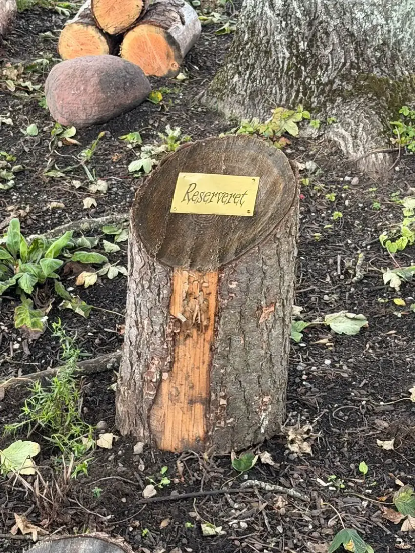 Gravsten af træ på Østbirk Kirkegård