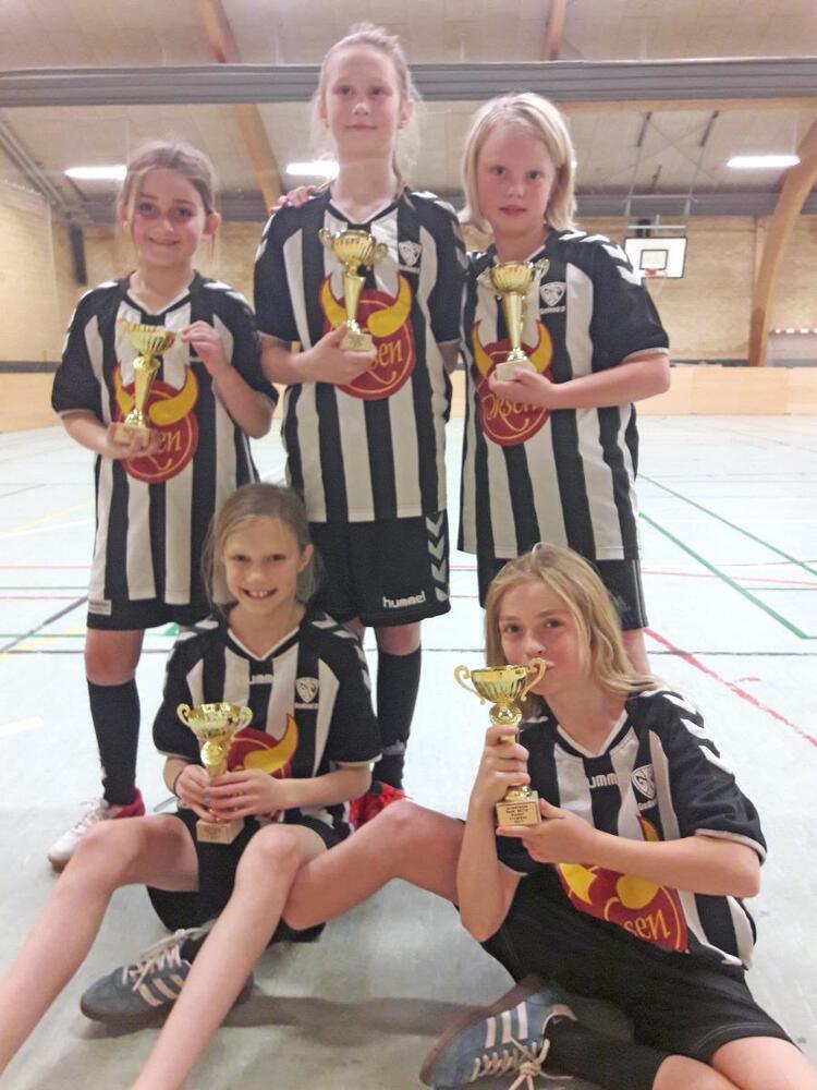 Gedved fik en pokal med hjem