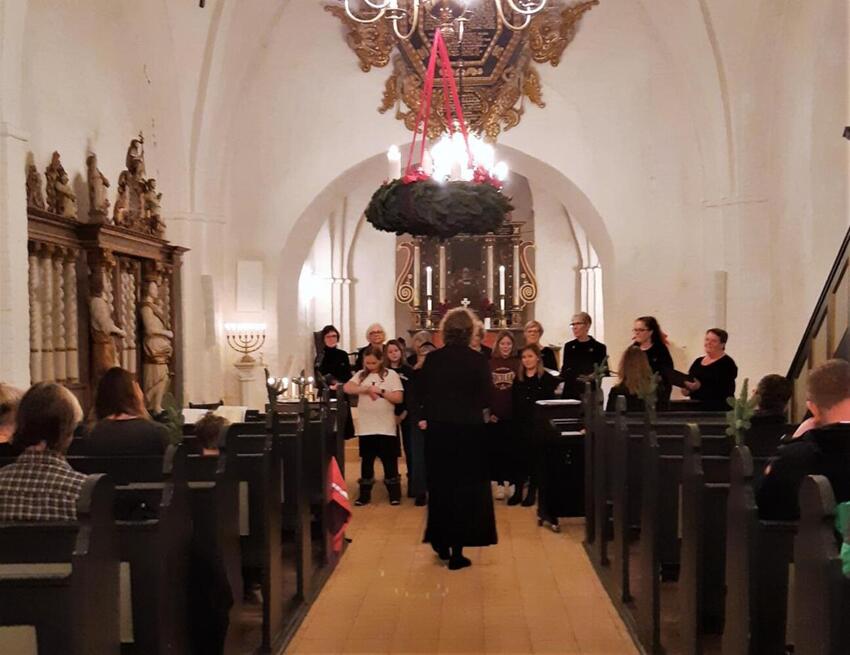 Ni læsninger og korsang i Hansted kirke