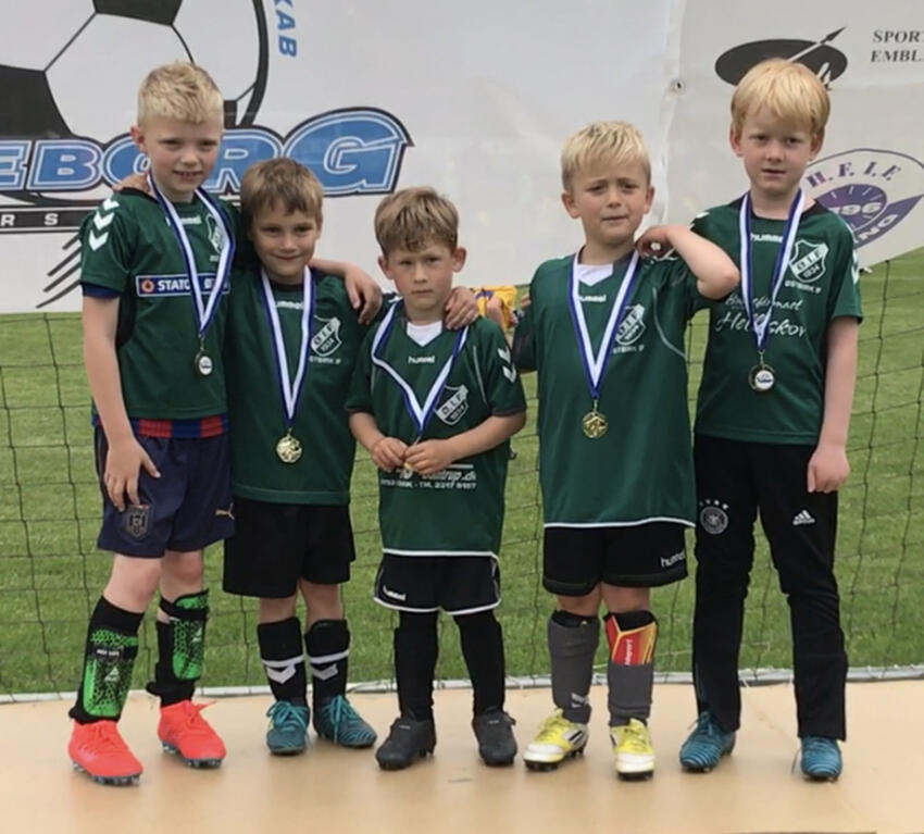 ØIF U6 drenge på præmiepodiet