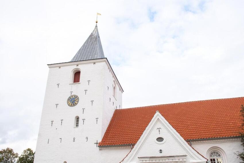 Kirker, præstegårde og sognegårde er ikke omfattet af sænkelsen af forsamlingsforbuddet