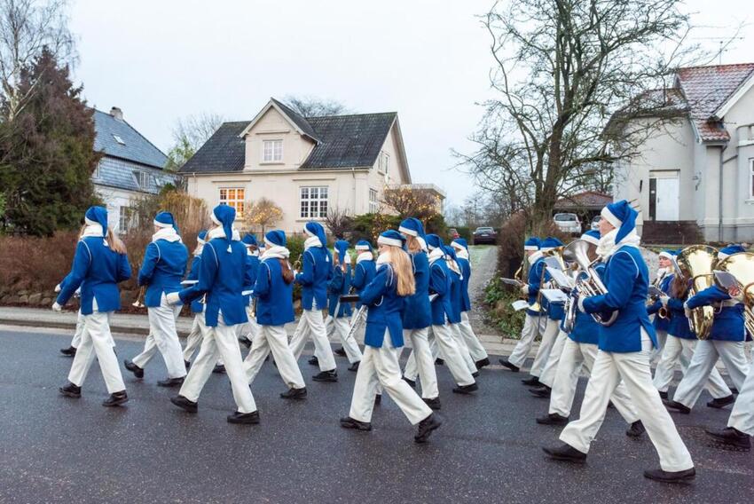 Hovedgård Skoleorkester på arbejde uden musik