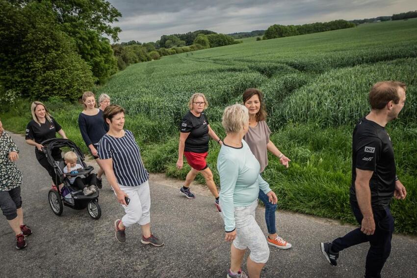 Vil du med ud og gå?