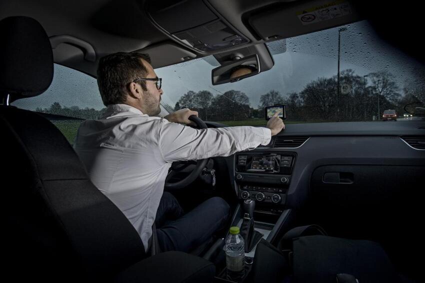 Politiet stopper uopmærksomme trafikanter