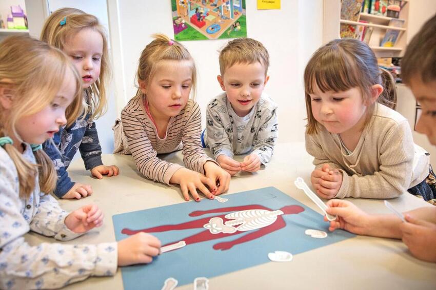 Børnehavebørn i Horsens rejser ind i naturvidenskabens verden