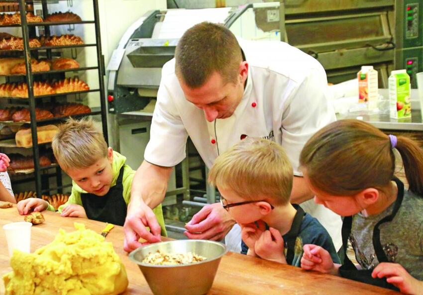 Kagehuset bager igen med børnene