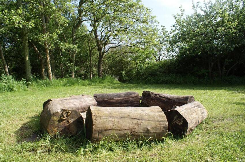 500 elever laver rollespil på mark ved kirke