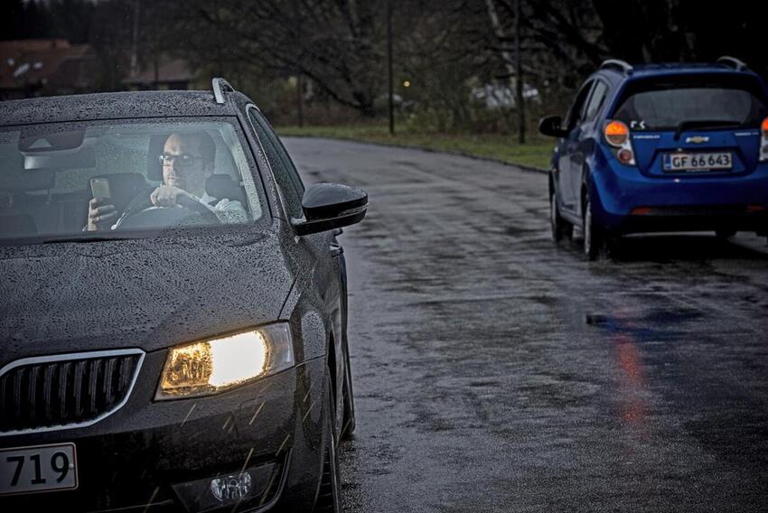 Hver 10. skriver på mobil bag rattet