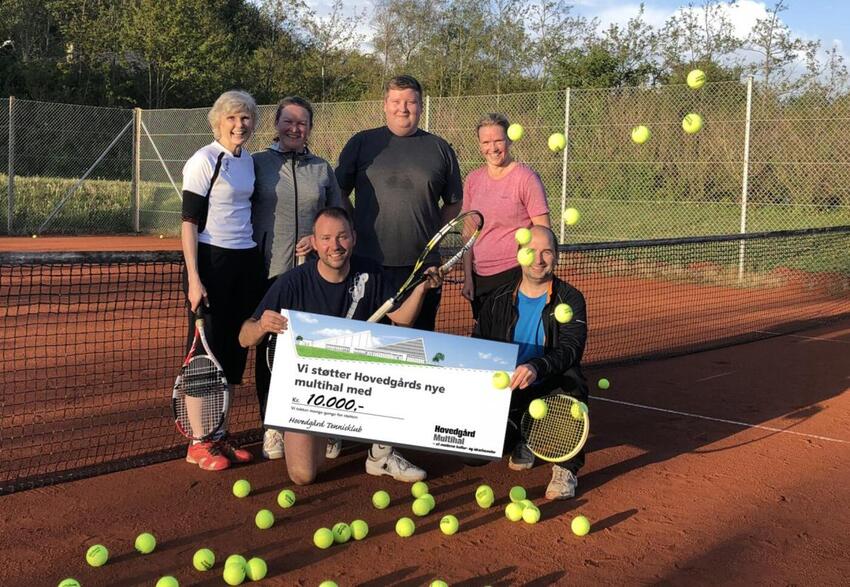 Hovedgård Tennisklub støtter ny multihal med 10.000 kr.