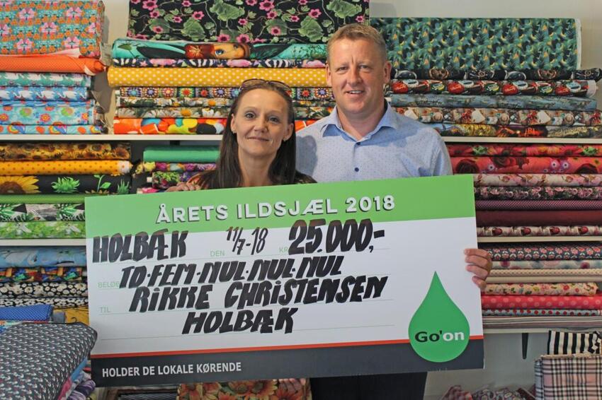 Årets Ildsjæl syer gratis huer til kræftramte 