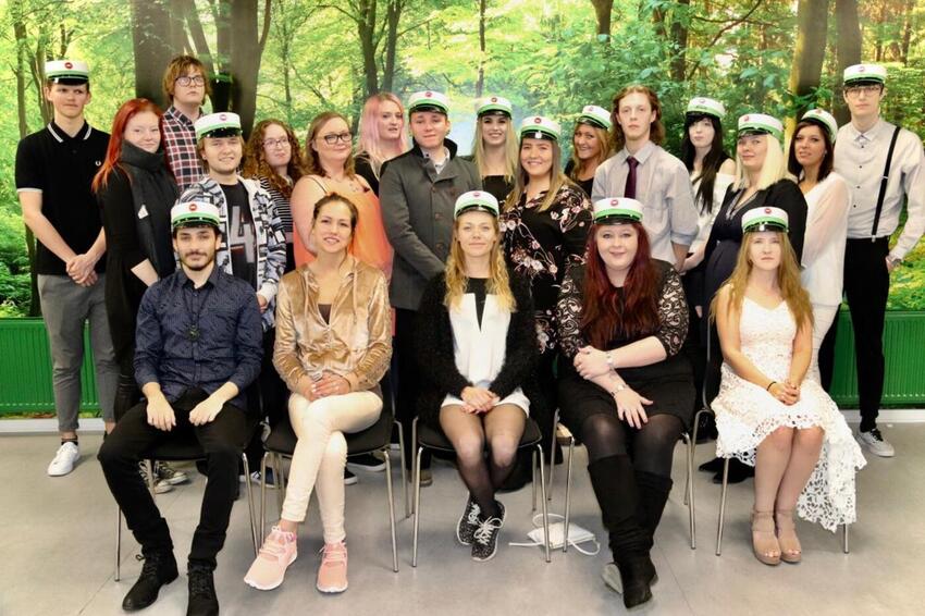 22 nyuddannede erhvervsassistenter danser ud i fremtiden