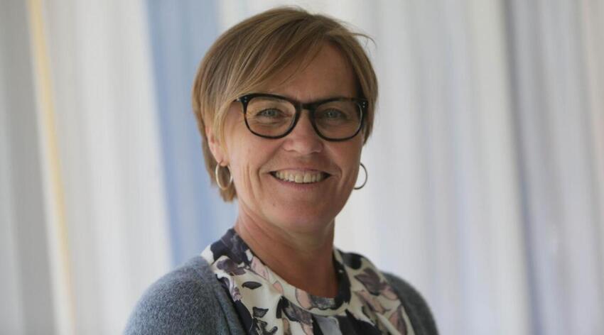 Unge mixer drinks til ældre