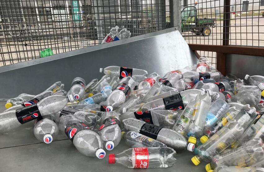 Kommunen holder liv i brugte plastikflasker