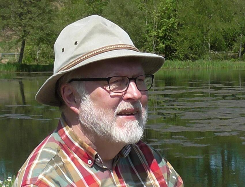 Er du nysgerrig på forfatter Claus Grymers liv og forfatterskab?