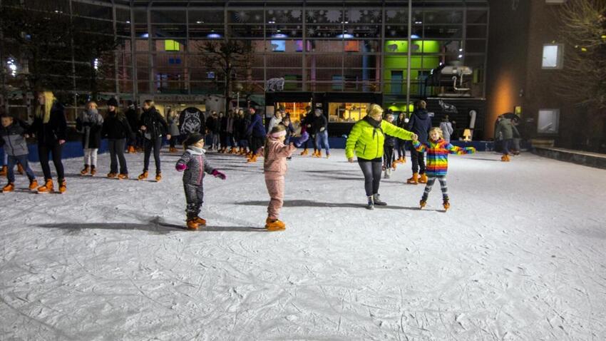 Nu åbner skøjtebanen på Rådhustorvet