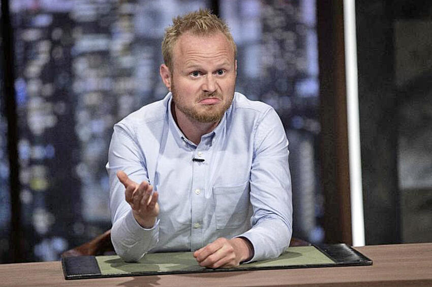 Jonatan Spang kommer tæt på sandheden i ny satire på DR2