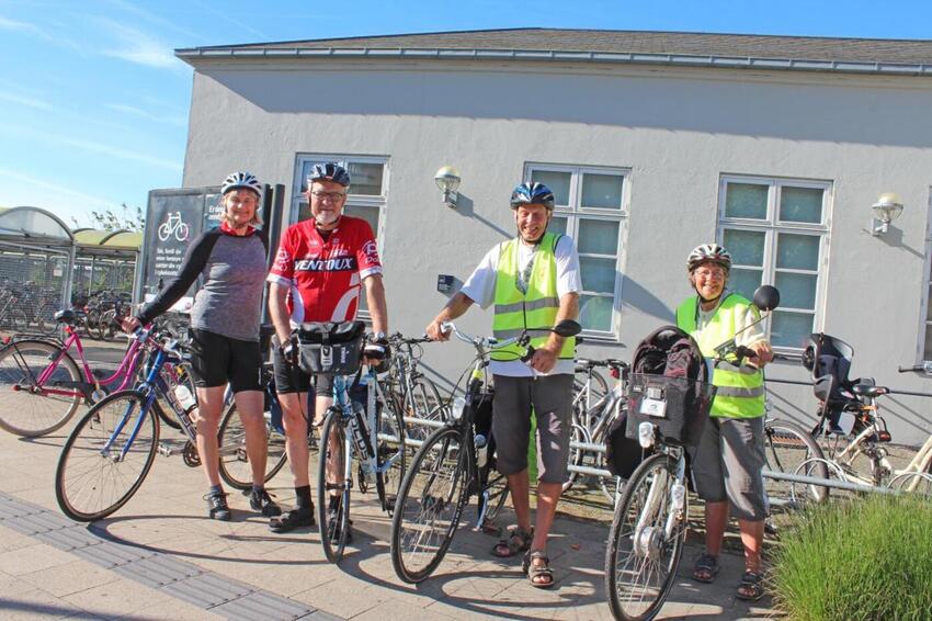 Cyklister tester cykelruter langs Gudenåen