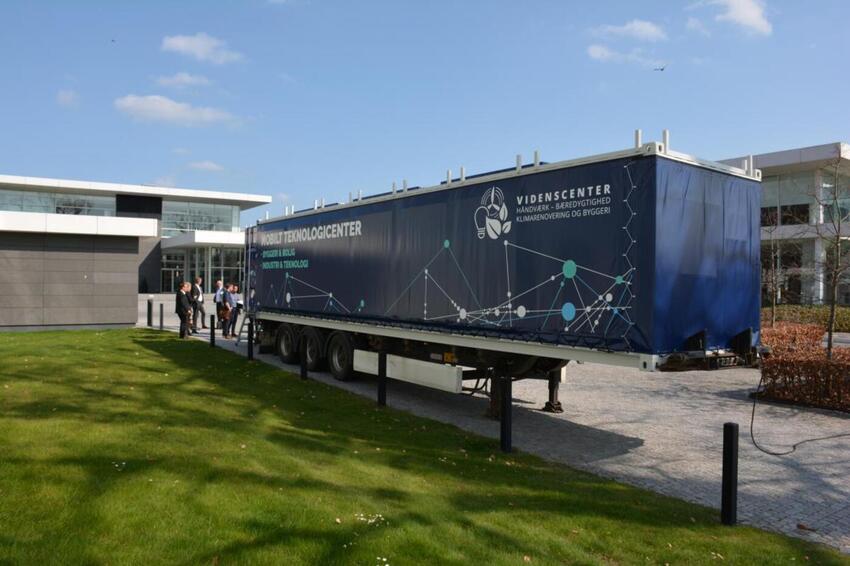 Undervisningsminister åbner videnscenter sammen med elever